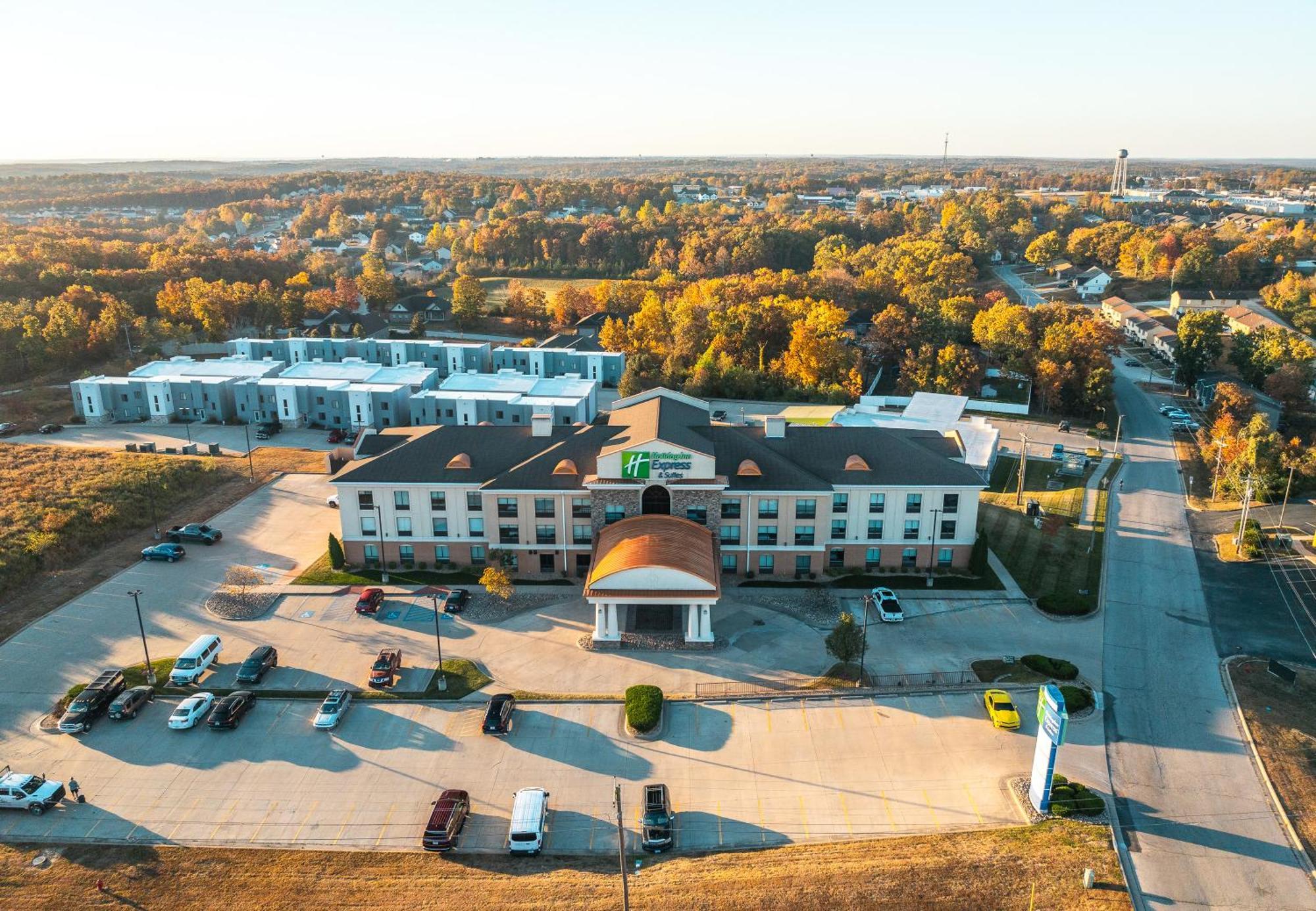 Holiday Inn Express Hotel And Suites Saint Robert By Ihg Esterno foto